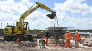 Avanzan las construcciones de nuevos puentes sobre el río Salado