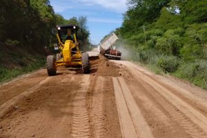 Mejoras en caminos rurales y fortalecimiento del deporte en Averías