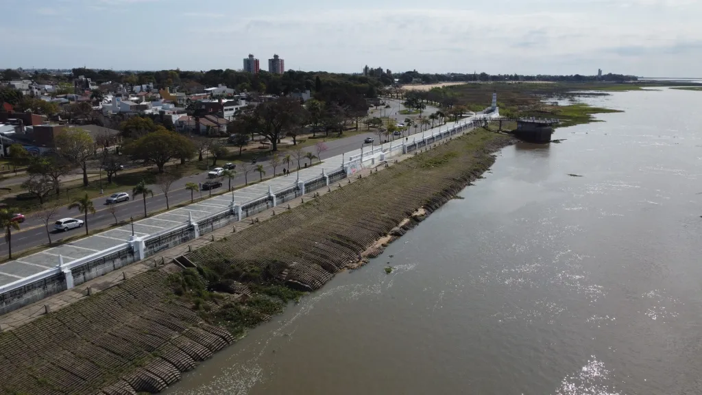 noticiaspuertosantacruz.com.ar - Imagen extraida de: https://www.construar.com.ar/2025/02/renovacion-de-la-costanera-oeste-abriran-calles-que-conecten-los-barrios-7-jefes-y-candioti/